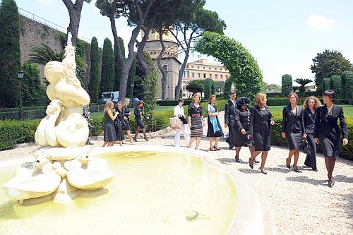 First Ladies visiting the Vatican gardens following the Pope's hearing