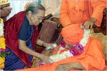 Gangubai Hangal pays her respects to Dr Shivakumar Swami of the Tumkur Siddaganga Mutt