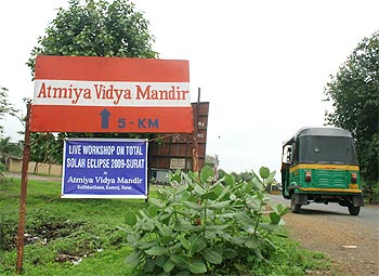 Way to Atmiya Vidya Mandir, where a two day live solar eclipse workshop is organised