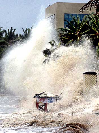 Giant waves at the Dadar sea-face