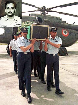 Indian Air Force personnel receive the body of Sqdn Leader Ajay Ahuja in Srinagar on May 30, 1999. (Inset) Ajay Ahuja