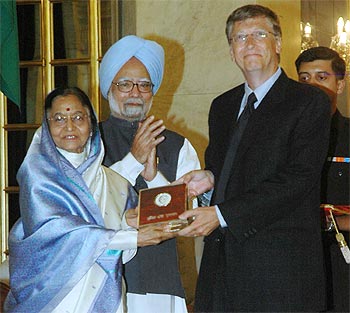 Bill Gates receiving the prize from President Pratibha Patil