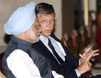 Gates interacts with Prime Minister Manmohan Singh