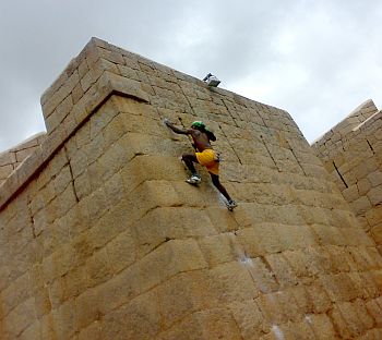 Jyoti Raju climbs the Chitradurga fort