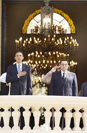 US President Barack Obama and Egypt's President Hosni Mubarak participate in an arrival ceremony at Quba Palace in Cairo