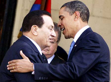 Egypt's President Hosni Mubarak welcomes US President Barack Obama at the presidential palace in Cairo