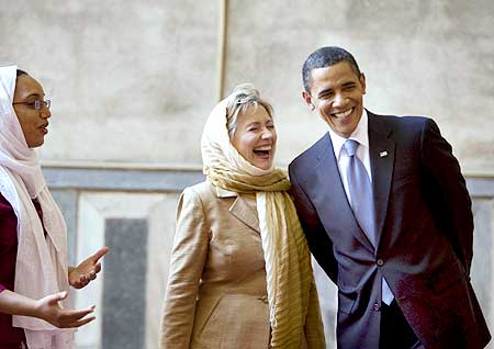 Obama and US Secretary of State Hillary Clinton tour the Sultan Hassan Mosque in Cairo