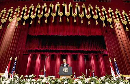Obama speaks in the Grand Hall of Cairo University