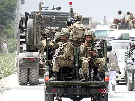 Pakistani troops head towards the Swat valley in Dargai
