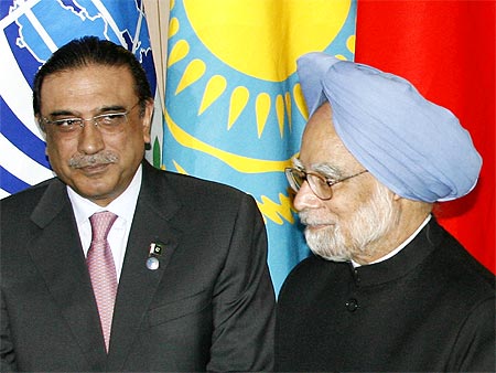 Prime Minister Manmohan Singh and Pakistan President Asif Ali Zardar in Yekaterinburg, Russia