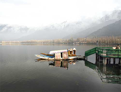 Small boats tied to the jetty at the Dal lake