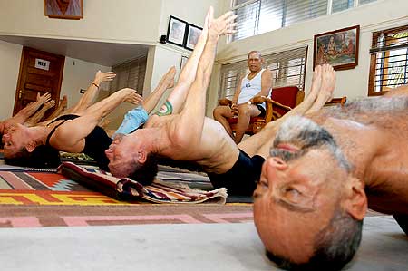 Yoga guru Pattabhi Jois putting his students through the Ashtanga Yoga paces