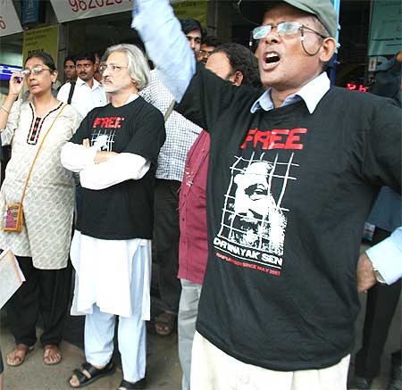 Protestors, including film-maker Anant Patwardhan,at a rally in Mumbai in support of Dr Sen