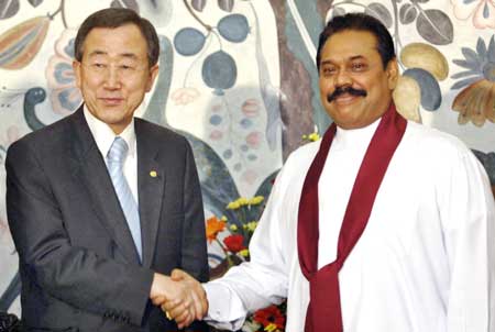 United Nations Secretary-General Ban Ki-moon (left) with Sri Lankan President Mahinda Rajapakse in Kandy on May 23