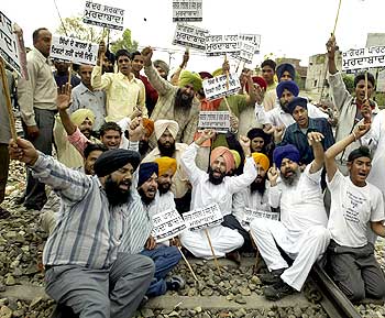 Sikhs shout slogans in Amritsar against Jagdish Tytler, accused of leading anti-Sikh rioters.