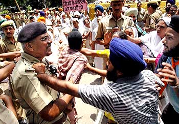 Victims of the 1984 Sikh riots clashing with police in New Delhi on August 10, 2005.