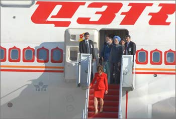 Prime Minister Manmohan Singh arrives at the Andrews Air Force Base at Washington DC
