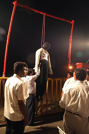 Kasab is hanged in effigy