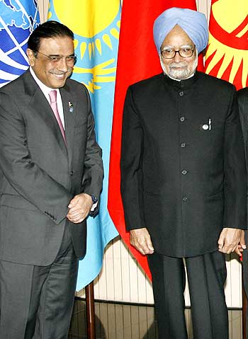 Pakistani President Asif Ali Zardari with Prime Minister Manmohan Singh