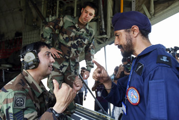 An  IAF special forces 'Garuds' officer (R) talks with a USAF Special Operation Forces officer during Cope-India-09.
