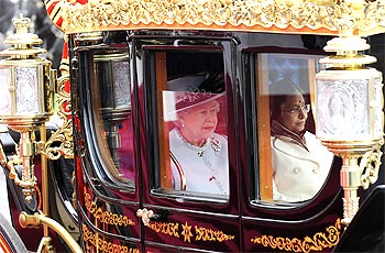 President Patil with Queen Elizabeth as their carriage travels through Windsor