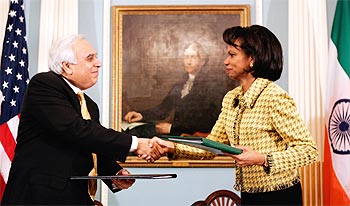 Former US secretary of state Condoleezza Rice with Indian minister Kapil Sibal