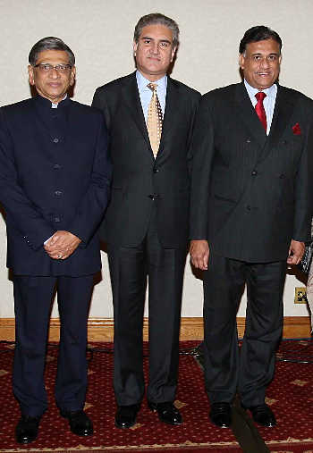 SM Krishna with Qureshi and Sri Lankan foreign minister Rohitha Bogoallagama