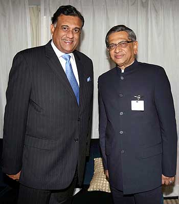 External Affairs Minister S M Krishna with Sri Lankan Foreign Minister Rohitha Bogollagama on Sep 22