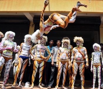 Pili Vesha dancers