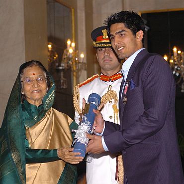 President Pratibha Patil presenting the Padma Shri Award to Vijender Singh