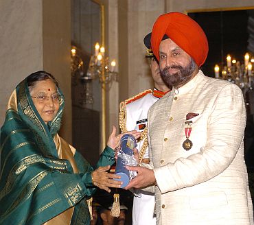 President Pratibha Patil presenting the Padma Bhushan Award to Sant Singh Chatwal
