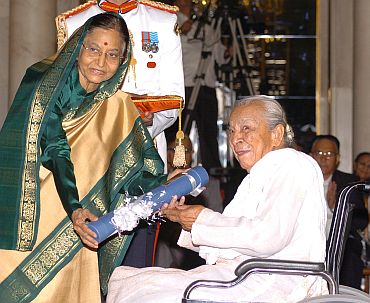 President Pratibha Patil presenting the Padma Vibhushan Award to Zohra Segal