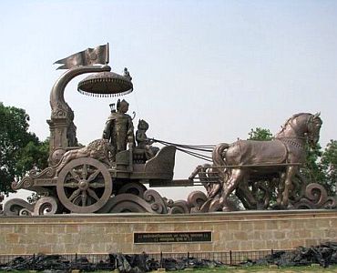 Bronze statue representing the discourse of Krishna and Arjuna, in Kurukshetra