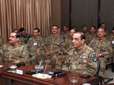 Kayani takes part in a briefing on the conduct of the exercise