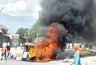 Kashmiri protesters set ablaze a government vehicle