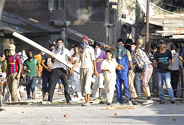 Kashmiri protesters clash with police personnel