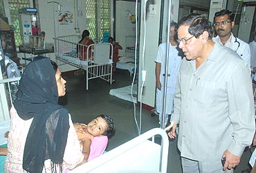 Municipal Commissioner Swadhin Kshatriya visits Malaria patients at KEM hospital on August 4