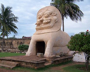 A lion-well (simhakeni) with a lion figure near the steps of the Gangaikondacholisvara temple