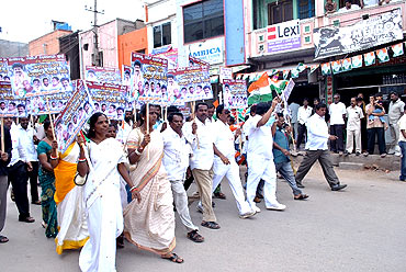 Congress leaders march through Bellary roads on Monday