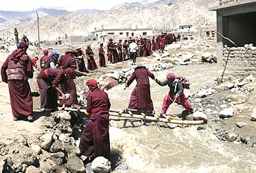Monks join rescue operations