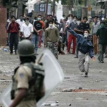 Kashmiri protestors pelt stones at police personnel in Srinagar