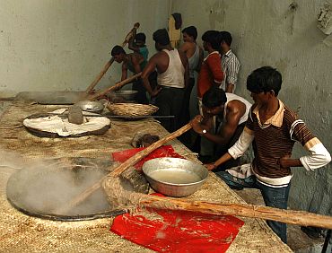 Pista House staff preparing Haleem in a kiln