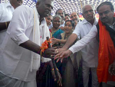 BJP leader Anant Kumar, Karnataka CM BS Yeddyurappa and Sushma Swaraj at the rally in Bellary