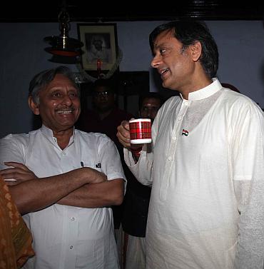 Tharoor speaks to Mani Shankar Aiyar before the ceremony