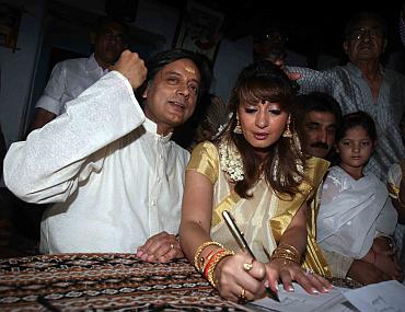 Shashi Tharoor and Sunanda Pushkar at the ceremony