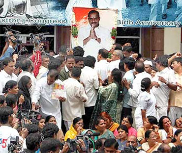 Congress workers pay tribute to YSR