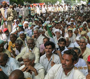 Farmers listen to their leaders with attention