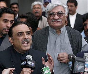 Standing behind Zardari is Asfandyar Wali Khan