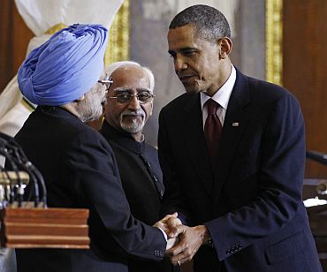 US President Obama is thanked by PM Singh as Vice President Ansari looks on at Parliament