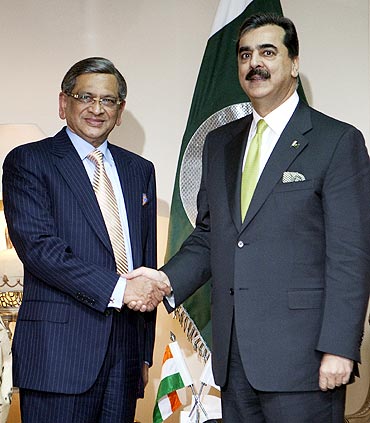 Pakistan's Prime Minister Yusuf Raza Gilani shakes hands with External Affairs Minister SM Krishna